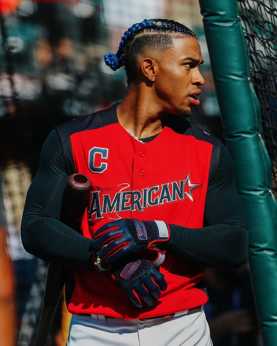 FranklinSports's tweet image. Want to win a $100 franklinsports.com gift card, a pair of Francisco Lindor batting gloves, and a Franklin swag bag full of surprises? All you have to do to enter is:

1. Retweet this tweet
2. Tag a friend in the replies!