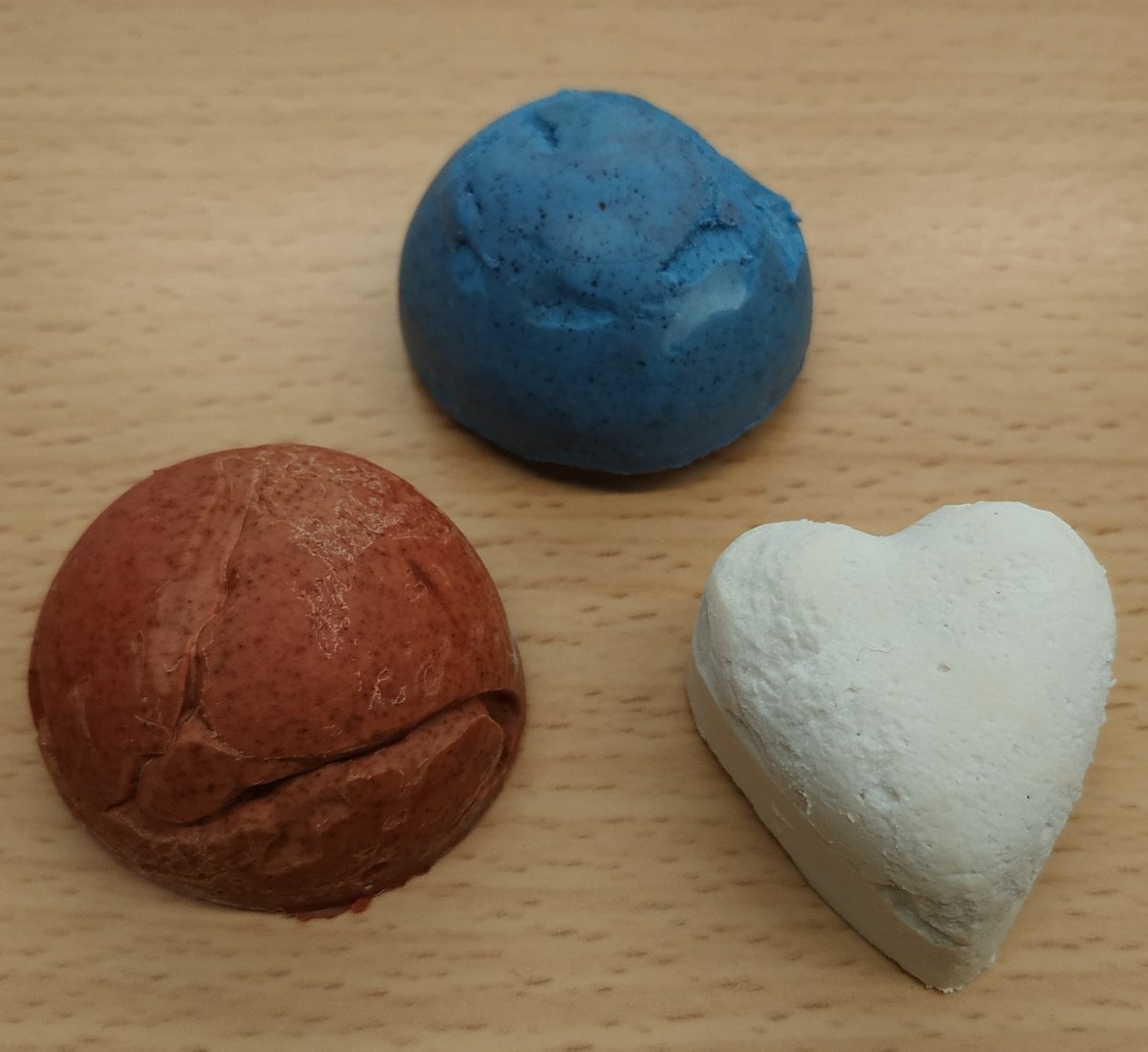 MariolaScience's tweet image. Los alumnos de 1rBAT ya tienen preparados sus regalos de Navidad!! Jabones caseros de aceite reutilizado diseñados con diferentes formas, olores y colores, listos para envolver y regalar a aquellas personas tan especiales para ellos #ProfesBioGeo #Bioquímica #reciclaje