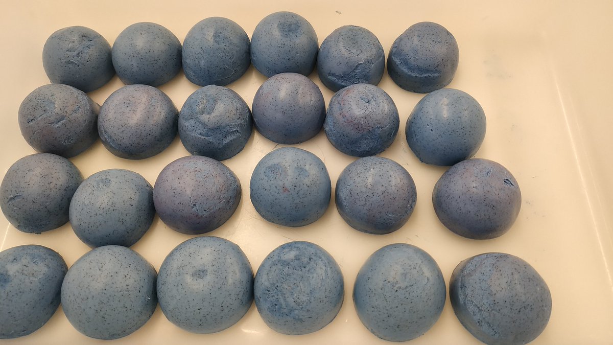 MariolaScience's tweet image. Los alumnos de 1rBAT ya tienen preparados sus regalos de Navidad!! Jabones caseros de aceite reutilizado diseñados con diferentes formas, olores y colores, listos para envolver y regalar a aquellas personas tan especiales para ellos #ProfesBioGeo #Bioquímica #reciclaje