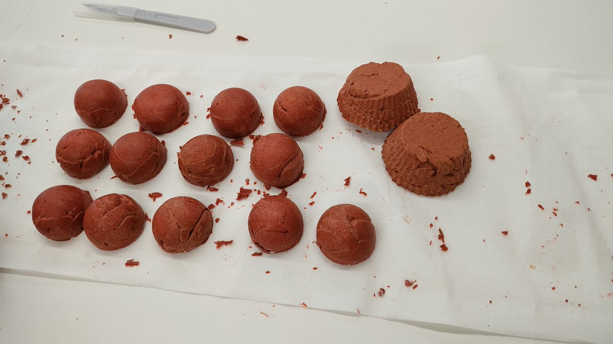 MariolaScience's tweet image. Los alumnos de 1rBAT ya tienen preparados sus regalos de Navidad!! Jabones caseros de aceite reutilizado diseñados con diferentes formas, olores y colores, listos para envolver y regalar a aquellas personas tan especiales para ellos #ProfesBioGeo #Bioquímica #reciclaje