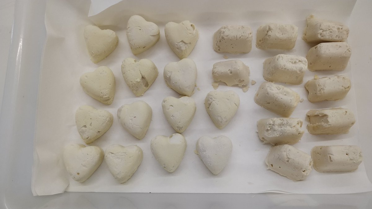 MariolaScience's tweet image. Los alumnos de 1rBAT ya tienen preparados sus regalos de Navidad!! Jabones caseros de aceite reutilizado diseñados con diferentes formas, olores y colores, listos para envolver y regalar a aquellas personas tan especiales para ellos #ProfesBioGeo #Bioquímica #reciclaje