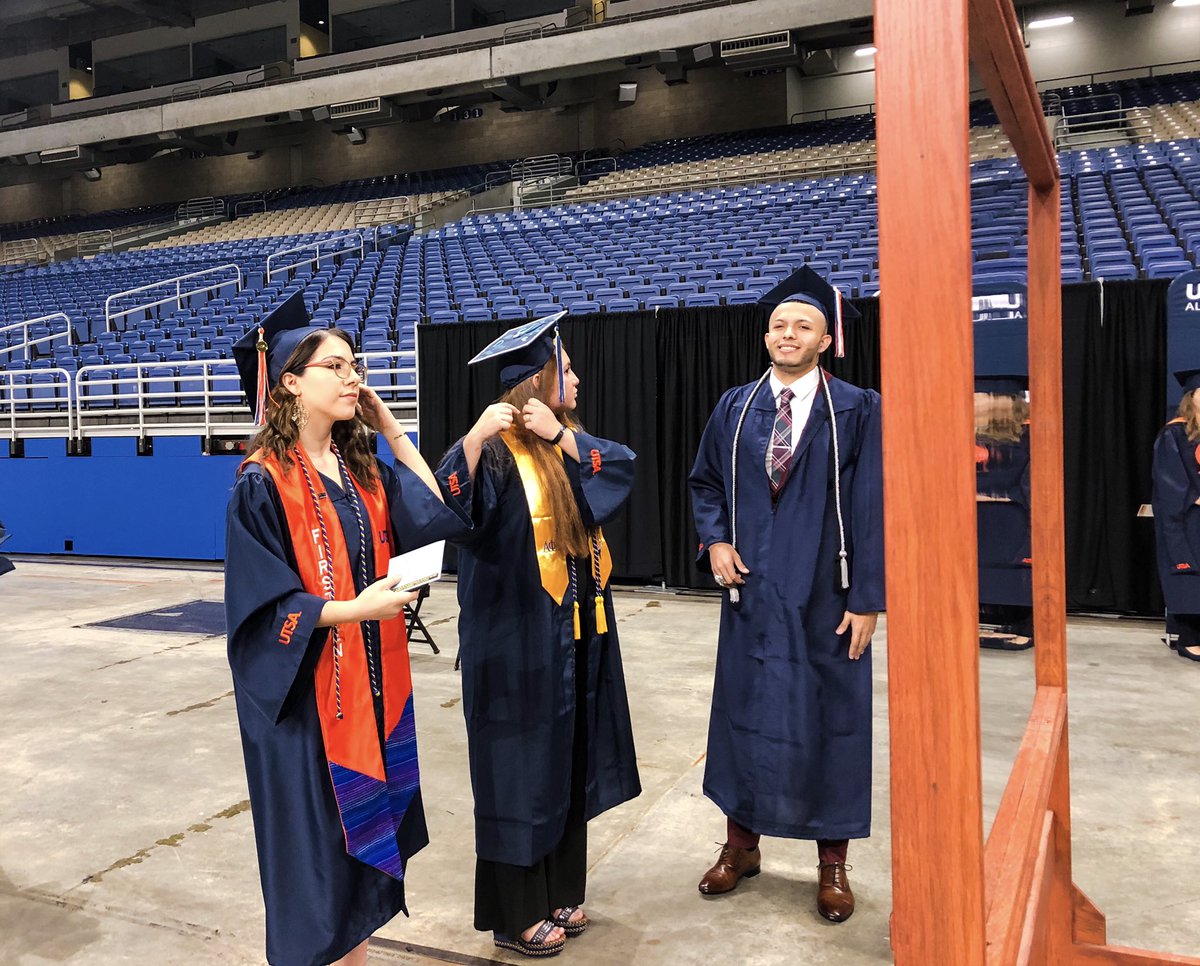 UTSA's tweet image. Big smiles backstage from our ‘Runners about to cross the stage 😁🎓 We love those hard hats, @utsacacp 🏗😉

After this morning’s ceremony, #UTSA’s alumni network will be up to over 135,000 🤙🏼 #UTSAGrad19 #BirdsUp