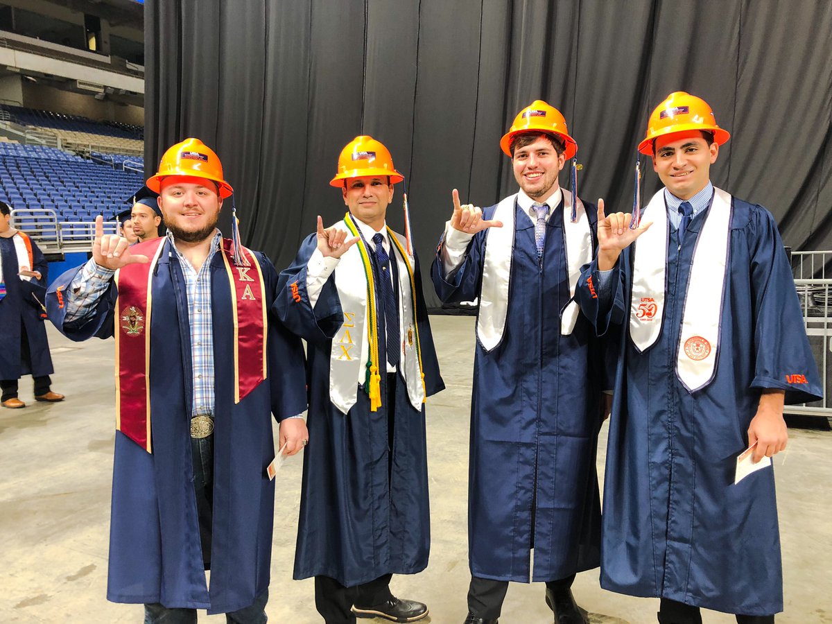 UTSA's tweet image. Big smiles backstage from our ‘Runners about to cross the stage 😁🎓 We love those hard hats, @utsacacp 🏗😉

After this morning’s ceremony, #UTSA’s alumni network will be up to over 135,000 🤙🏼 #UTSAGrad19 #BirdsUp