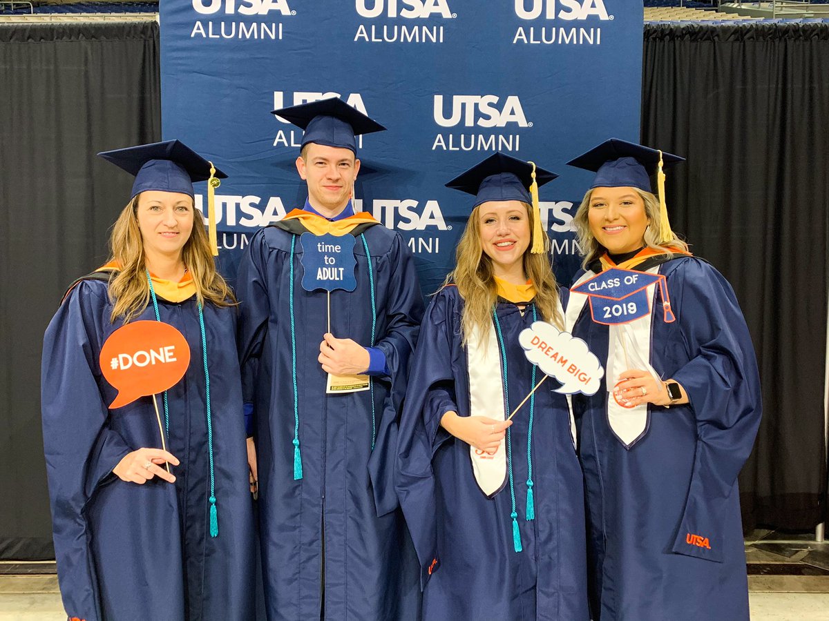 UTSA's tweet image. Big smiles backstage from our ‘Runners about to cross the stage 😁🎓 We love those hard hats, @utsacacp 🏗😉

After this morning’s ceremony, #UTSA’s alumni network will be up to over 135,000 🤙🏼 #UTSAGrad19 #BirdsUp