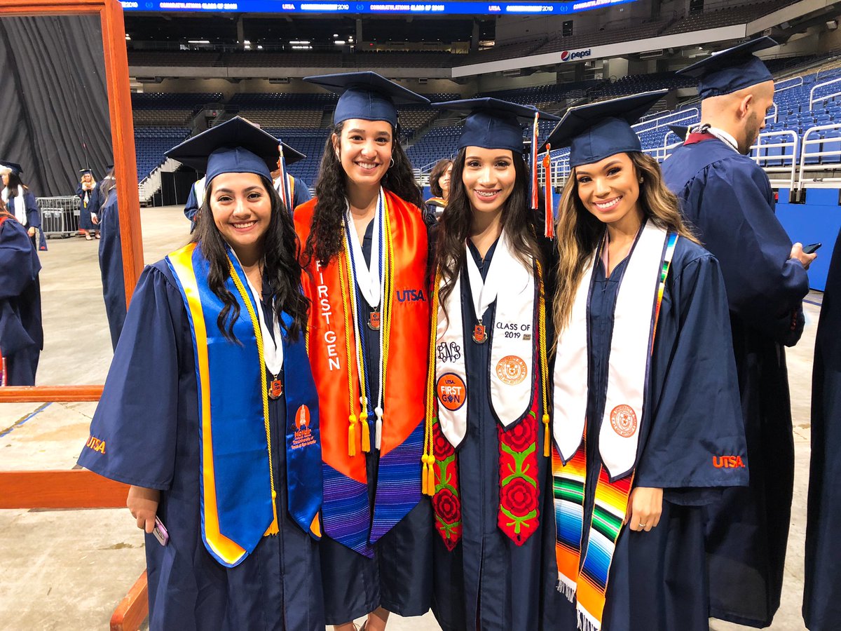 UTSA's tweet image. Big smiles backstage from our ‘Runners about to cross the stage 😁🎓 We love those hard hats, @utsacacp 🏗😉

After this morning’s ceremony, #UTSA’s alumni network will be up to over 135,000 🤙🏼 #UTSAGrad19 #BirdsUp