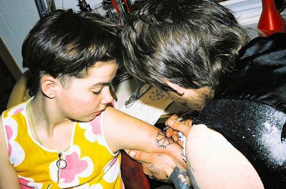 mynameisobelpg's tweet photo. Straight out of the Time Machine! 🤖⏰ We bring you this little compilation of pictures:
1. Outtake of "Björk" debut album (1977)
2. Björk as an adolescent
3. Getting her iconic tattoo at the age of 17 (1982)
#bjork #1977 #1982 #bapsi #björk https://t.co/ZMkFjNpGmS