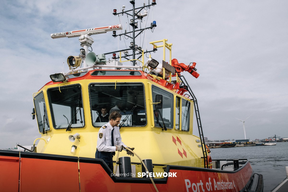 Wij zijn op zoek naar een Havenbeambte! Als #Havenbeambte ben je verantwoordelijk voor het veilig &amp; bevaarbaar houden van de vaarwegen in het havengebied. Je voert verschillende taken uit. Zo vaar je op het patrouillevaartuig &amp; houd je toezicht. Lees mee: spielwork.com/port-of-amster…