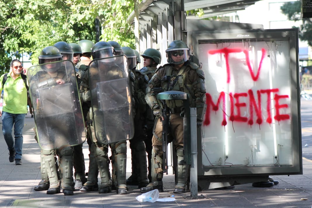 PiensaPrensa's tweet photo. Los poderes del estado Mantienen prisión preventiva para profesor imputado por daños en el Metro, dejan libre a carabineros culpables de abusos sexuales y en Coyhaique, pena remitida (casa) para un coronel de Carabineros que oculto vídeo y realizó un montaje contra un estudiante https://t.co/CCP4MQhTCk