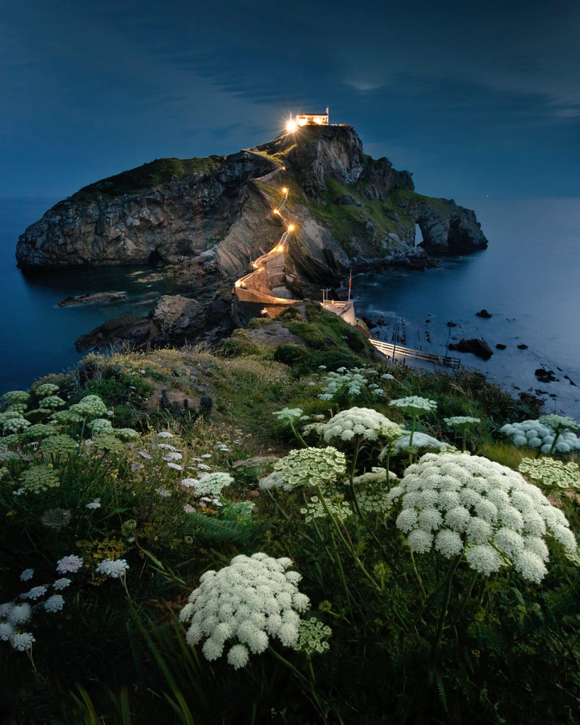 🎁¡SORTEO!🎁 Último sorteo del año y lo hago con mi foto favorita este 2019. Imagen vertical 30×40cm enmarcada de San Juan de Gaztelugatxe iluminado ,y para participar basta con seguir esta cuenta y retwittear la publicación.