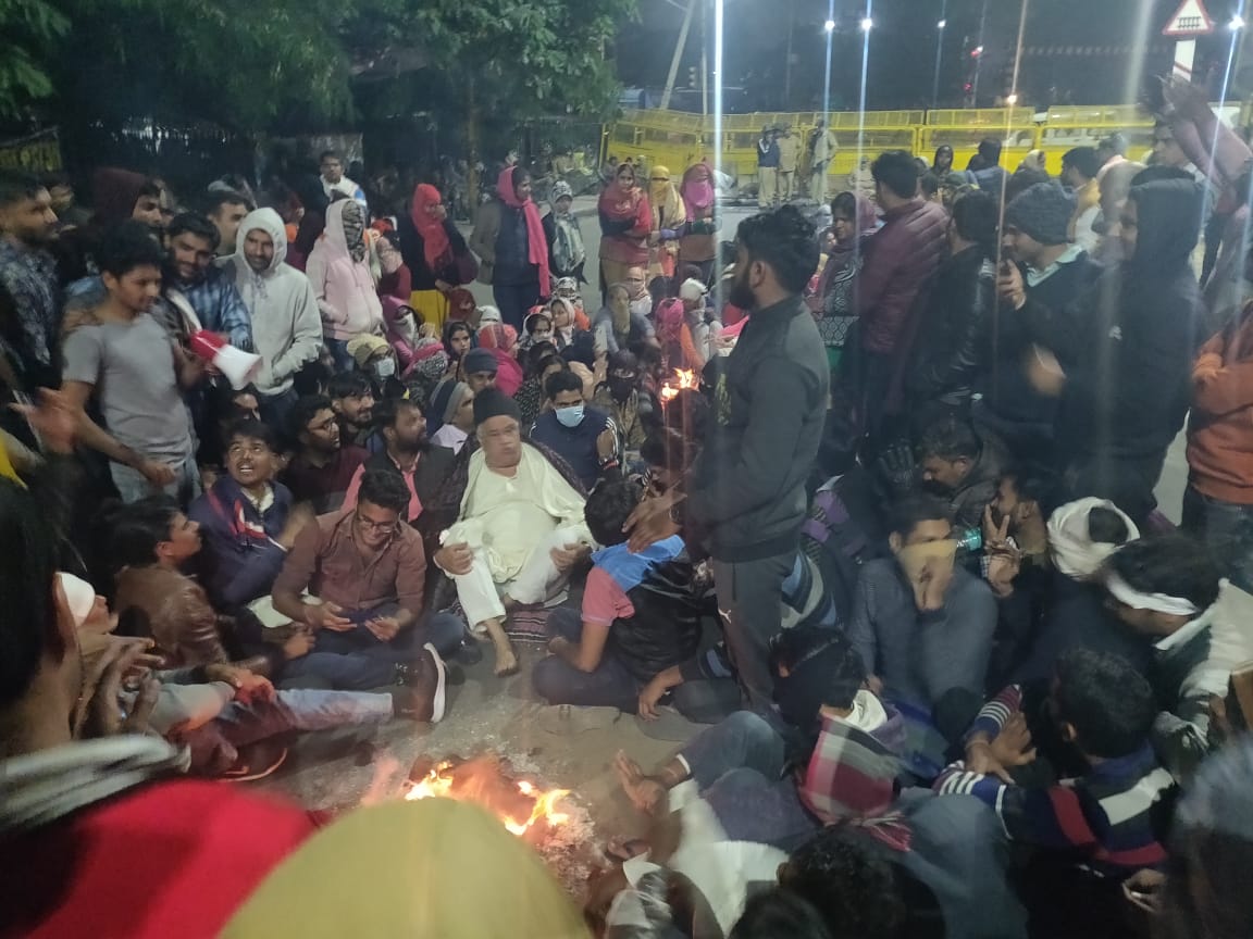 Dr. Kirodi Lal Meena (@drkirodilalbjp) on Twitter photo ये आन्दोलन किसी पार्टी विशेष का कार्यक्रम नहीं है इसमें NSUI, ABVP सहित विभिन्न छात्र संगठनो के हजारों छात्र शामिल है तो मेरा CM <a href="/ashokgehlot51/">Ashok Gehlot</a> जी से आग्रहपूर्वक निवेदन है इन बेरोजगार छात्रो की मांगों को मानें और इन्हें राहत प्रदान करे ।<a href="/GovindDotasra/">Govind Singh Dotasra</a> <a href="/zeerajasthan_/">ZEE Rajasthan</a> <a href="/ETVBharatRJ/">ETVBharat Rajasthan</a> ये आन्दोलन किसी पार्टी विशेष का कार्यक्रम नहीं है इसमें NSUI, ABVP सहित विभिन्न छात्र संगठनो के हजारों छात्र शामिल है तो मेरा CM <a href="/ashokgehlot51/">Ashok Gehlot</a> जी से आग्रहपूर्वक निवेदन है इन बेरोजगार छात्रो की मांगों को मानें और इन्हें राहत प्रदान करे ।<a href="/GovindDotasra/">Govind Singh Dotasra</a> <a href="/zeerajasthan_/">ZEE Rajasthan</a> <a href="/ETVBharatRJ/">ETVBharat Rajasthan</a>