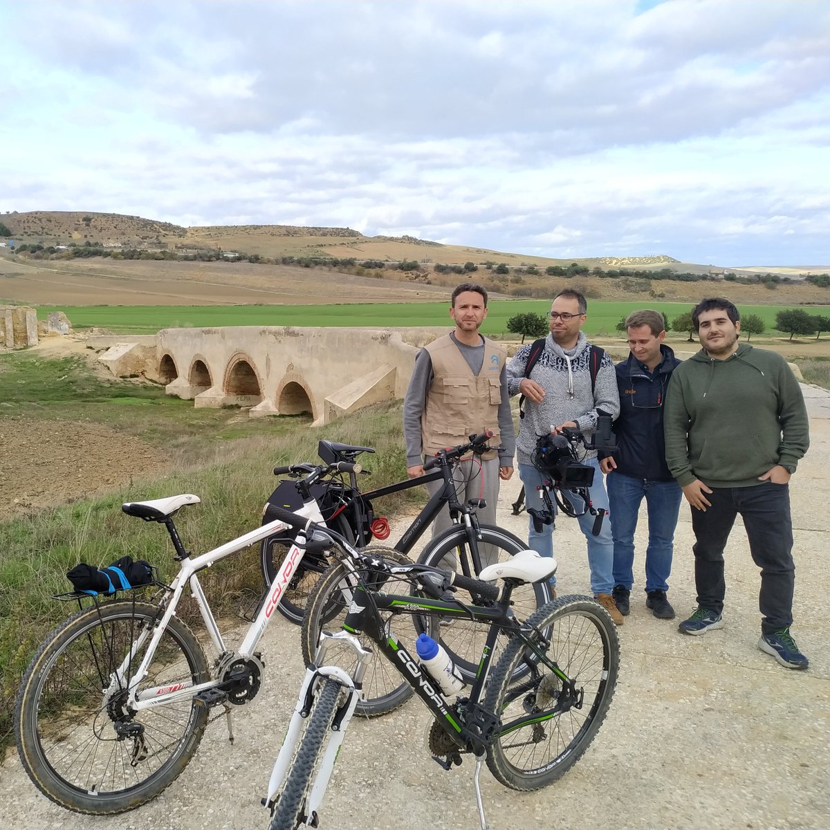 AdarveCultural's tweet photo. El pasado viernes estuvimos grabando para @canalsaludaldia junto a los compañeros de @CarmonaBike una mañana genial #carmona #conadarve #repuestosbelloso https://t.co/mi2K7DJcuD