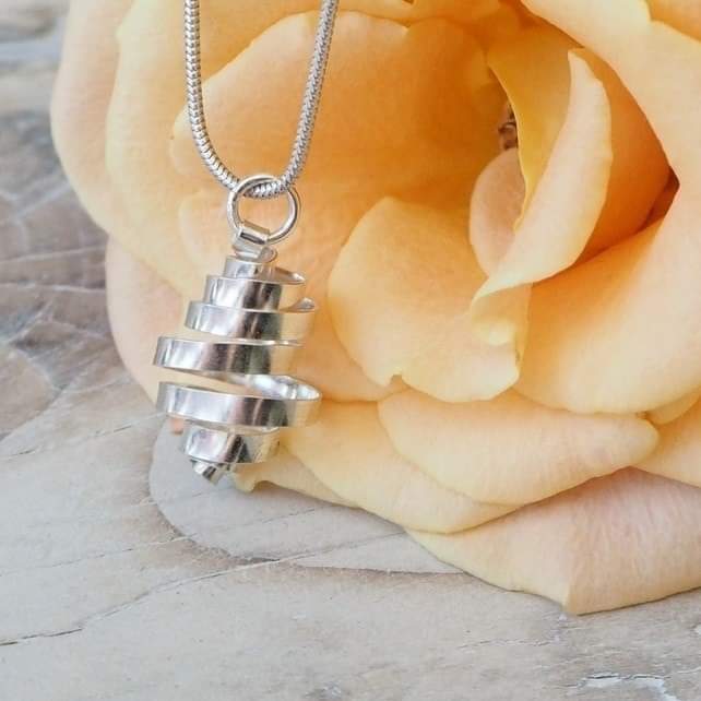 Hey, #womaninbizhour 
I've been re-stocking my shop so it's full of shiny things. The link is here if you'd like to have a peek. 
folksy.com/shops/ponypony…