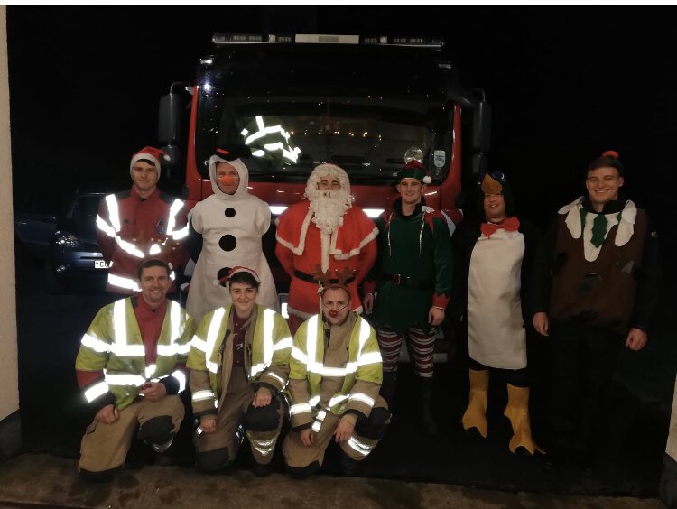 seanlloyd562's tweet photo. Fantastic Xmas spirit @KidwellyFireStn collecting for @firefighters999 tonight around Kidwelly #carmscommand https://t.co/6soTOT7o6n