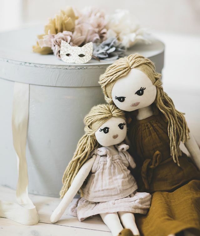 KiddingPresse's tweet photo. Waiting for christmas 🌸✨ @numero74_official ✨🌸
New handcrafted Dolls made of organic cotton and love.
#doll #handmadedolls #ecofriendly #numero74 #atelier #smalledition
#kids #instakids #gift #christmas20 #handcraft #fairtrade #fairfashion
#family #familytime #kidding #k… https://t.co/g2z1oIRSUB