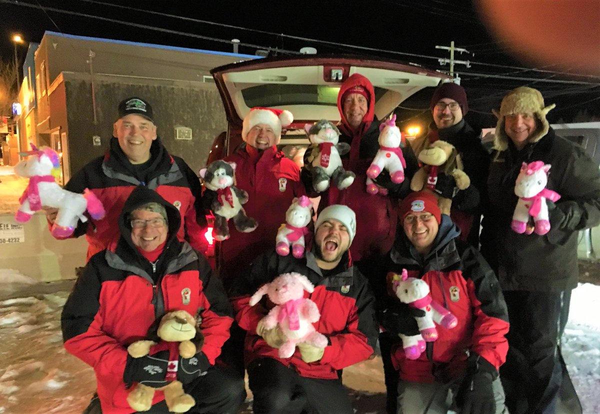 ferron_grant's tweet photo. Why I❤️my job @KinCanada - Lac La Biche Kinsmen handed out 375 bears to the kids that attended the Santa Claus Parade Friday December 13. With another 125 bears donated to Lac La Biche Victim Services. These guys need to cheer up 😀 
#ProudtobeKin #GiveBackHaveFun #KinCanada https://t.co/O7d1OlhKHy