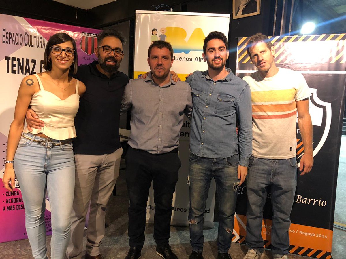 Fenixdevotoclub's tweet photo. 💃Cierre 2019 de @TenazDanza❗ Acrobacia en tela y piso + Comedia infantil... Gracias @ResurgimientoOK y @sainthdaniel por ayudar a fomentar la Cultura en los #clubesdebarrio . #Fenixcrece 🧡🖤 https://t.co/F8LOv2Eu52