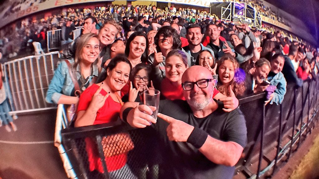 UruguayRock's tweet photo. @buitresok en #AntelFest y las fotos con el público que quedarán para siempre 👈 https://t.co/fcOfNBWLVk