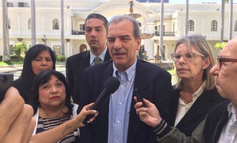 Toda mi solidaridad para nuestros legítimos diputados <a href="/CaminaCarlos/">Carlos Lozano Parra</a> <a href="/HernanUnidad/">Hernán Alemán</a> <a href="/jorgemillant/">Jorge Millán</a> y <a href="/LUISSTEFANELLI/">Luis Stefanelli</a> el régimen en su desespero utiliza su bufete para arremeter en su contra,el pueblo está con ustedes y su <a href="/AsambleaVE/">Asamblea Nacional</a> #ADelantePorVenezuela