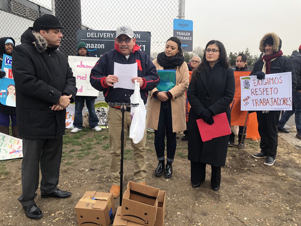 jessicaramosqns's tweet image. As many of us enjoy the holiday season, we must keep in mind the thousands of Amazon workers who are enduring life-altering injuries while trying to keep up with the holiday rush #AmazonPackagingPain #HumansNotRobots #SeenIn13