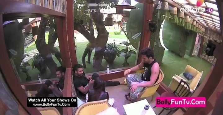 imalikhassaan's tweet photo. Jab Ap kisi sy Darty hain tb he ap us ky peechy us ky bary main baten krty hain, Clear dkh rha hai ky Vishal and Paras- Mastermind sy Darty hain.. #BiggBoss13 #bb13 #VikasGupta #MastermindVikas #mastermindisback #ParasChabra #ParasChhabra #VishalAdityaSingh #ShehaazGill https://t.co/08YZcilSHf