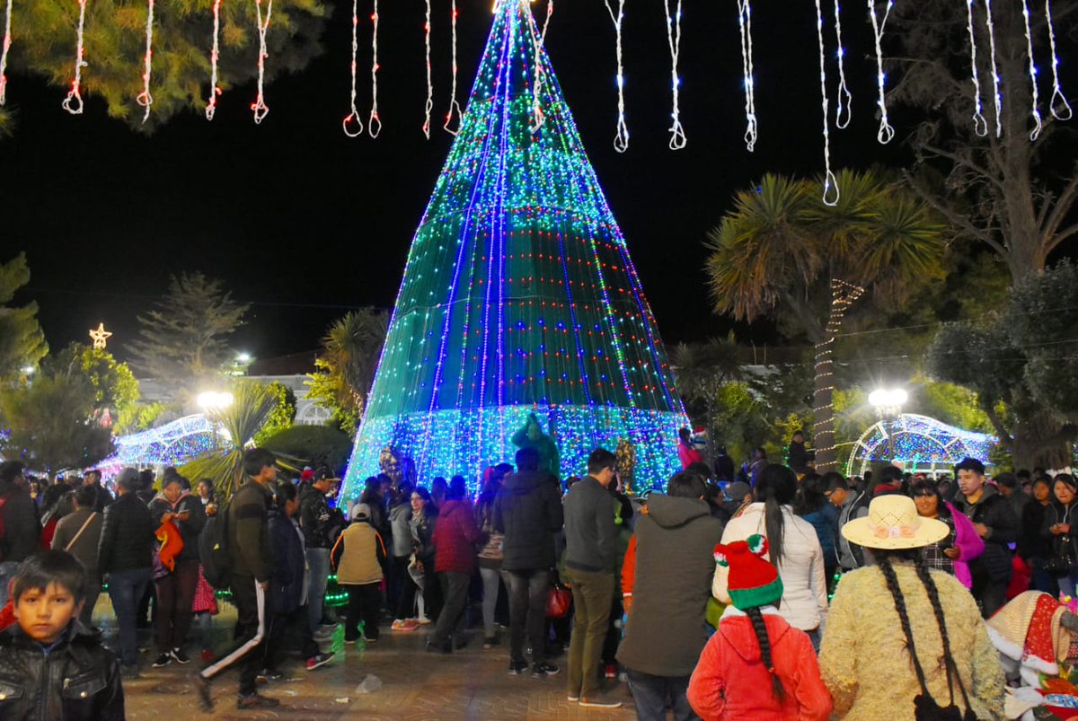 alcaldiadeoruro's tweet photo. Un #PrimerConvite #Navideño las familias pudieron pasar buenos momentos en nuestra plaza que estaba completamente expedita de las actividades carnavaleras https://t.co/rGHXf7RxKf