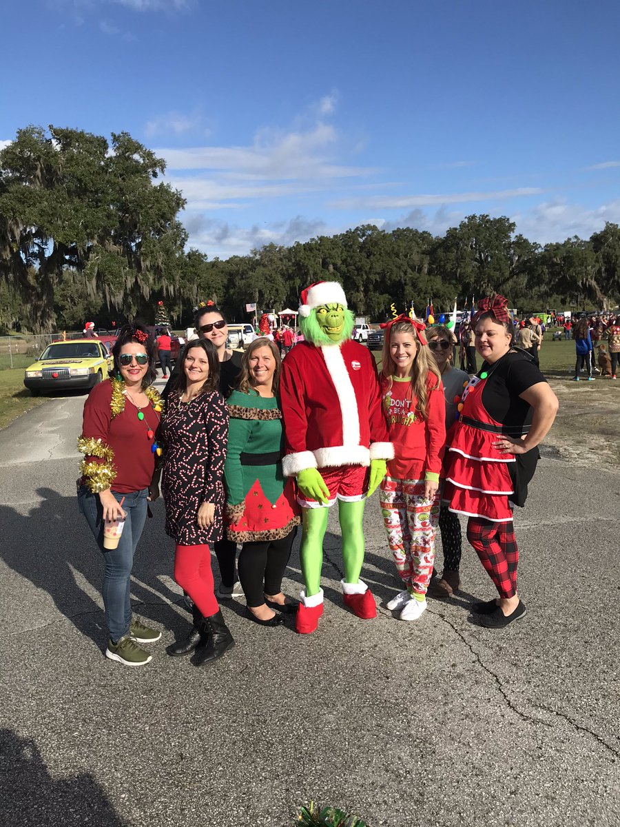 kim_chipelo's tweet photo. Had a blast with the Grinch giving out books for the parade! @vsteach78 @ScienceNana17 https://t.co/QqtiD8iYmE