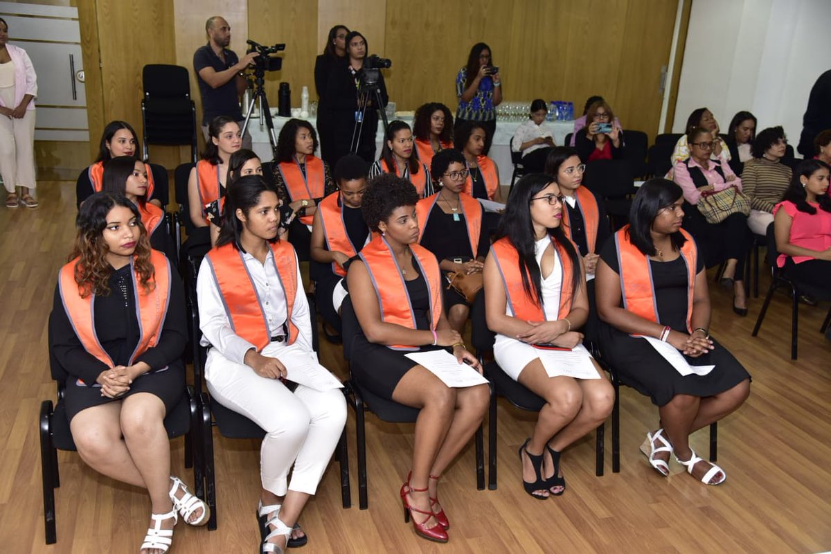 MMujerRD's tweet photo. #Ahora | 25 mujeres jóvenes reciben su certificación del curso #SoftwareMujeres, programa con el que este #MMujerRD y el @ITLARD
benefician a mujeres entre 16 y 25 años de edad con capacitación en las áreas de Programación Móvil y Programación Web. https://t.co/x8Qx73At2g