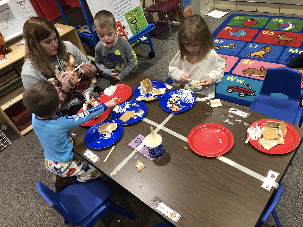 culvercesprek's tweet photo. Do you wanna build a gingerbread house?! 🎄🍪 🍭 @culverCES #XmasSTEM #Yummy #SweetTooth #DidYouJustLickThat? https://t.co/klf8fx8p9P