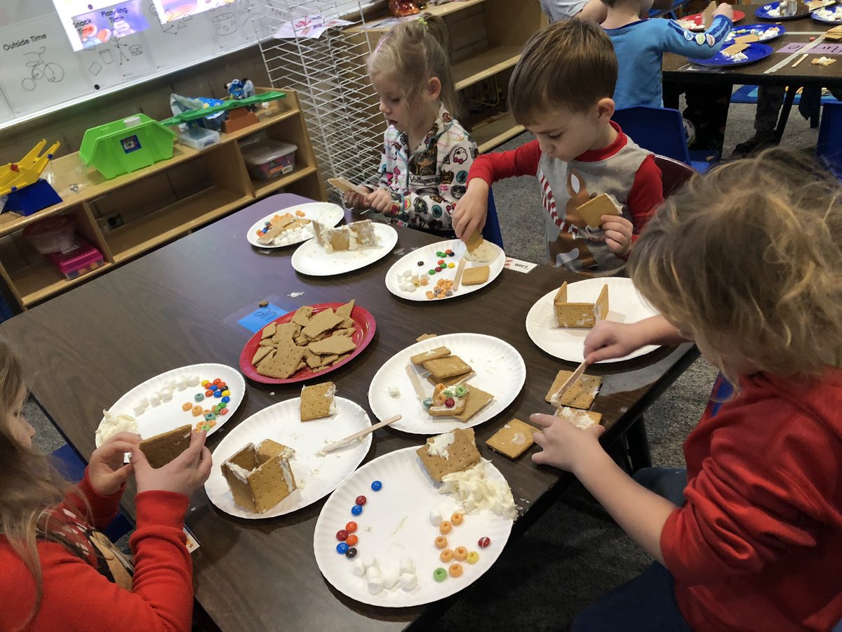 culvercesprek's tweet photo. Do you wanna build a gingerbread house?! 🎄🍪 🍭 @culverCES #XmasSTEM #Yummy #SweetTooth #DidYouJustLickThat? https://t.co/klf8fx8p9P
