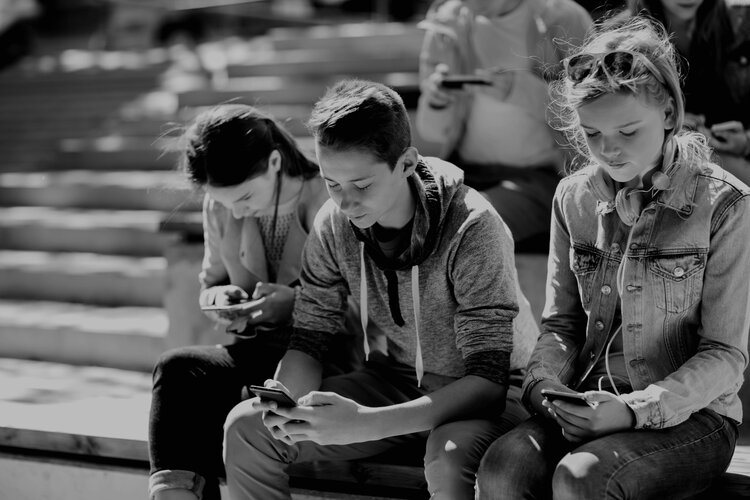 El uso compulsivo de Internet se suma por primera vez a la #EstrategiaNacionalDeAdicciones. En la actualidad, uno de cada cinco jóvenes de 14 a 18 años utiliza de manera abusiva la tecnología.  #UsoInadecuadoDeInternet #Cyberbullying #Estudes 
Lee más: grc-salud.com/blog/nuestros-…