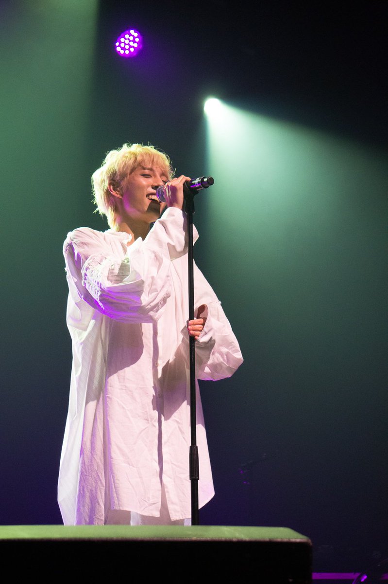 MaggyNicot's tweet photo. @HOLLAND_vvv Thank you to exist. Your concert was awesome. You were too close to my camera when you knelt before me T.T The pics of this moment are too blurry!
But here are other photos ❤

Photos pour @nautiljon

#InvitationfromNeverland #hollandinparis #HollandinEU #LGBTQts https://t.co/8SQgDT6Aer