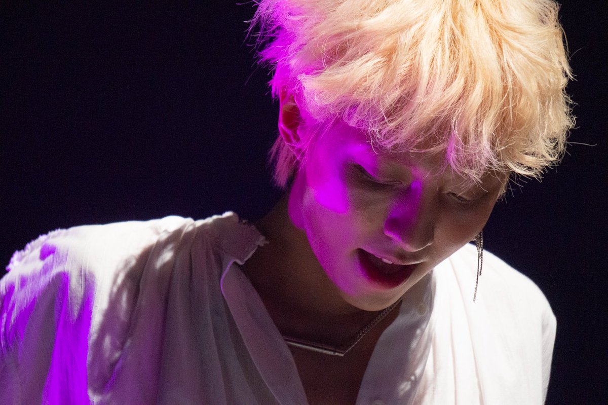 MaggyNicot's tweet photo. @HOLLAND_vvv Thank you to exist. Your concert was awesome. You were too close to my camera when you knelt before me T.T The pics of this moment are too blurry!
But here are other photos ❤

Photos pour @nautiljon

#InvitationfromNeverland #hollandinparis #HollandinEU #LGBTQts https://t.co/8SQgDT6Aer