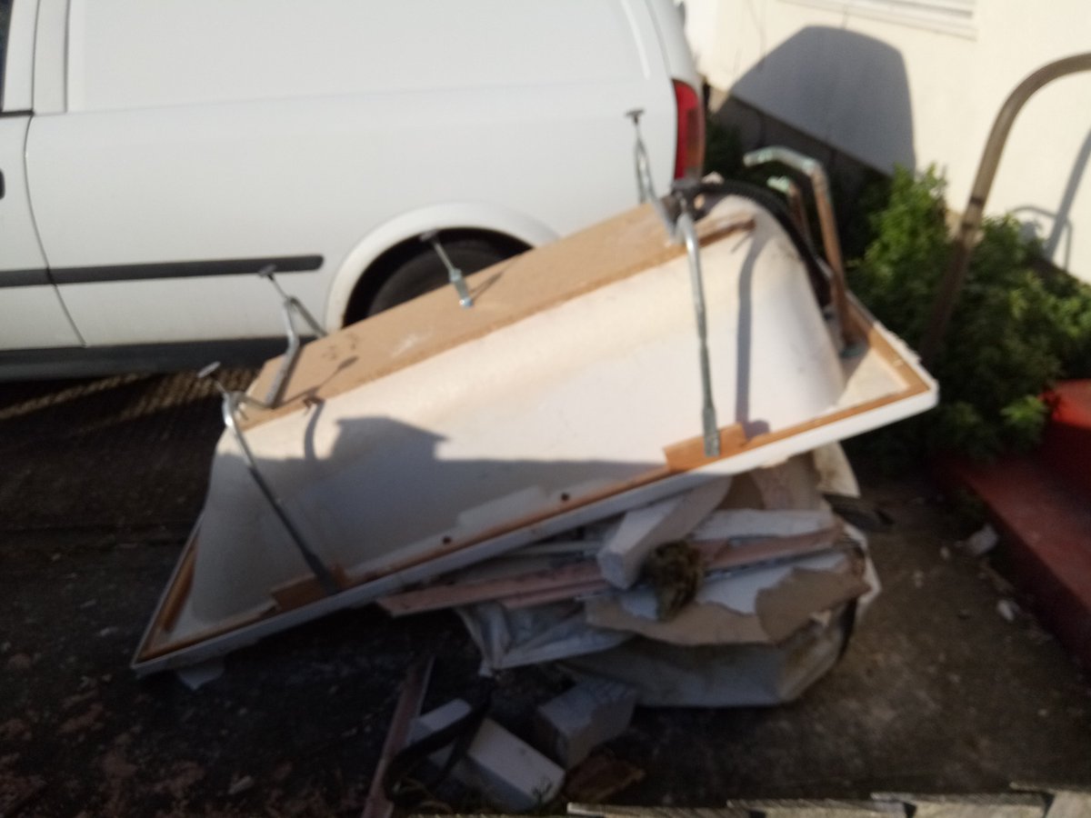Round3C's tweet photo. 'you don't care about fixing the bath'

Not true on 2 counts.

1) That's not our bath. (Ours is the one you put outside the front door.)

2) We will repair the leak. (But we will charge you)

Don't bodge or dodge repairs -  just call us on 01206 282514.
#bodgerdodger https://t.co/6xnWar3OSh