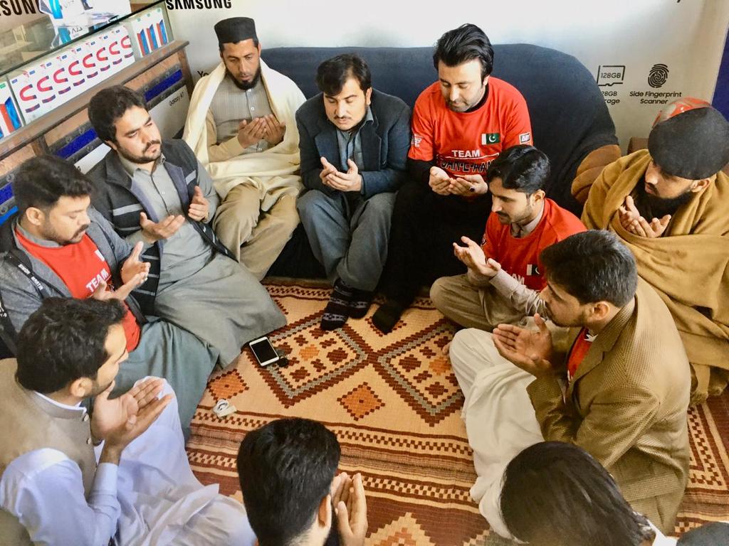 ChAhmedJutt7's tweet photo. #اےخداپھرایسادسمبرکبھی_نہ_آئیں😰
#ٹیم_سرِعام_مردان کے زیر اہتمام سانحہ #سقوط_ڈھاکہ، #سانحہ_باجوڑ اور #سانحہ_پشاورکے شہداء کیلئے فاتخہ خوانی کا انعقاد۔۔۔
اللہ تعالیٰ شہداء کے درجات بلنداورلواحقین کو صبرِ جمیل عطا فرمائے آمین
#BlackDay16December #APS2014 https://t.co/LptvWJTrhI