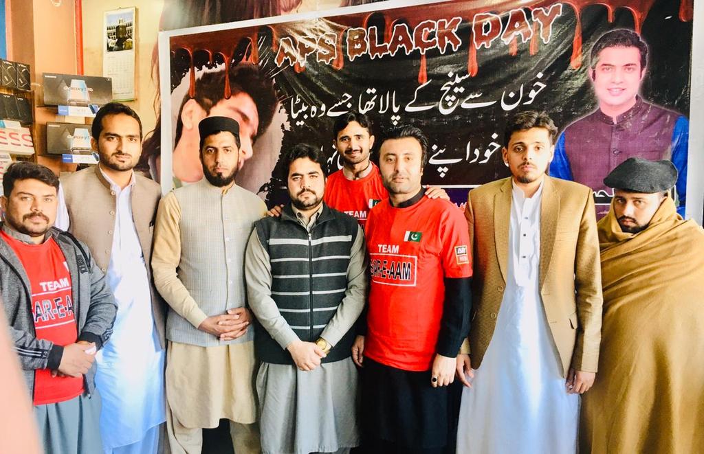 ChAhmedJutt7's tweet photo. #اےخداپھرایسادسمبرکبھی_نہ_آئیں😰
#ٹیم_سرِعام_مردان کے زیر اہتمام سانحہ #سقوط_ڈھاکہ، #سانحہ_باجوڑ اور #سانحہ_پشاورکے شہداء کیلئے فاتخہ خوانی کا انعقاد۔۔۔
اللہ تعالیٰ شہداء کے درجات بلنداورلواحقین کو صبرِ جمیل عطا فرمائے آمین
#BlackDay16December #APS2014 https://t.co/LptvWJTrhI