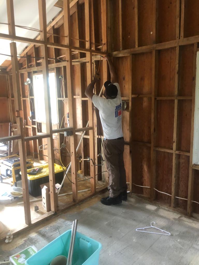 heart911team's tweet image. #GreenTurtleCay - HEART 9/11 brought a skilled workforce from @CarpnetersNYC and @IBEWLocalUnion3 who provided much-needed roof repair and electrical work to the community. #GTCStrong #HurricaneDorian