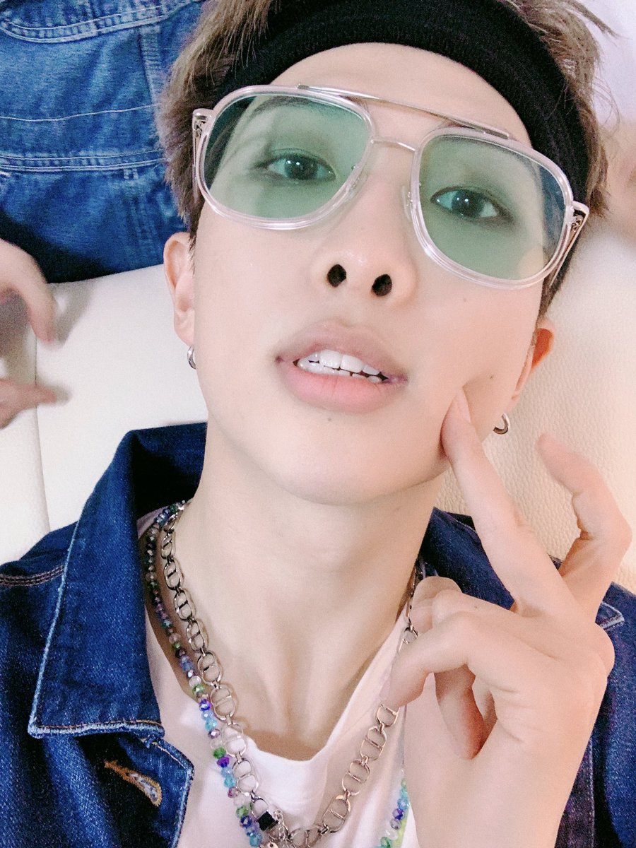 __KimMinSeo__'s tweet photo. @goldenkookie421 @BTS_twt #BTSWins10s эх, за любимых мальчуганов😅 https://t.co/ZJZxu8xWEe