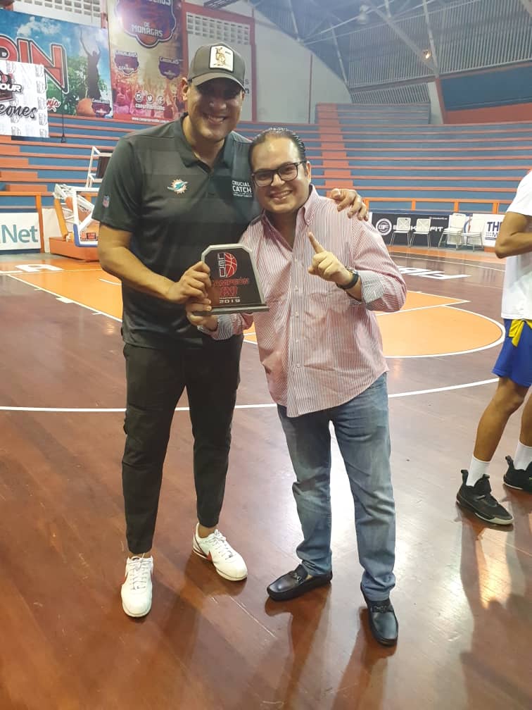 CangrejerosBBC's tweet photo. #LED1🇻🇪 | @led1vzla |
¡CAMPEONES! 🏆
➡️ Cerramos el año con el título en la modalidad 3x3 de la temporada 2019 de la Liga Especial de dDesarrollo @led1vzla 🏀
🏆 Jhon Ortiz 🏆Jorge Morloy 🏆 Álvaro Rodríguez 🏆Gregori Velázquez
#Cangrejomania 🦀 #SomosCangrejeros https://t.co/7OjeOdMowX