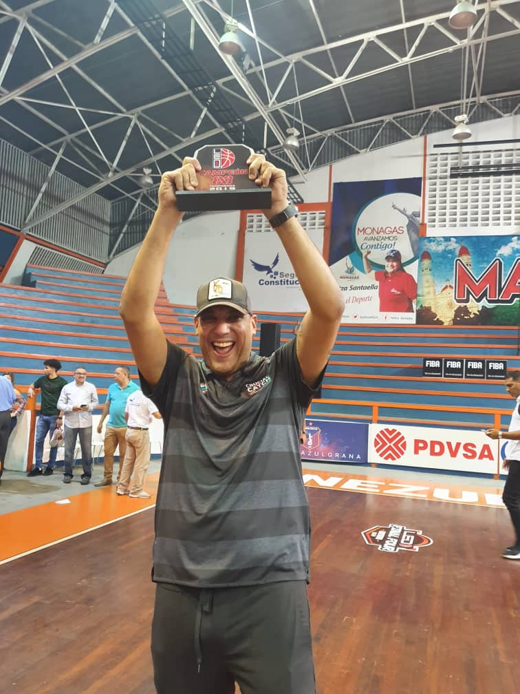 CangrejerosBBC's tweet photo. #LED1🇻🇪 | @led1vzla |
¡CAMPEONES! 🏆
➡️ Cerramos el año con el título en la modalidad 3x3 de la temporada 2019 de la Liga Especial de dDesarrollo @led1vzla 🏀
🏆 Jhon Ortiz 🏆Jorge Morloy 🏆 Álvaro Rodríguez 🏆Gregori Velázquez
#Cangrejomania 🦀 #SomosCangrejeros https://t.co/7OjeOdMowX