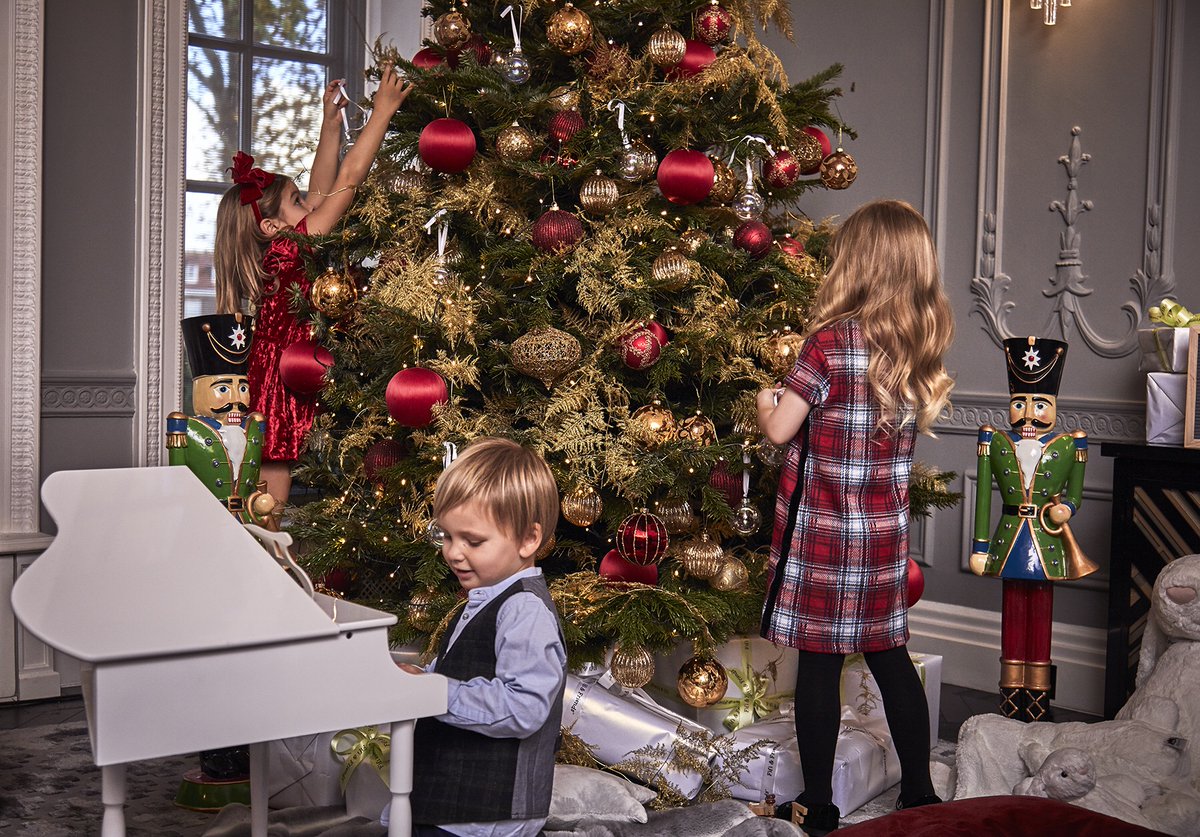 Have you decorated your tree?
Tag us in your pics so we can see your decorations and we might add a little gift under your tree. 👀 

#fifiandfriends #christmastime #babygifts