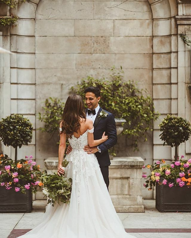 MEMORIES// A real Monday treat being sent these absolutlely stunning photos taken at an August wedding here at Dartmouth House. Our Bride and Groom taking a moment in the Courtyard before the celebrations commence.
A huge Congratulations Mr and Mrs Baker… ift.tt/36GOLDn