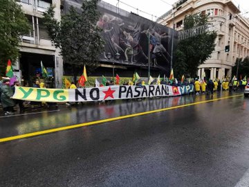 RISEUP4R0JAVA's tweet photo. #Atina'dan #Amsterdam'a ve #Asturias'a kadar herkes Rojava ile dayanışma için sokaklara döküldü!
No Pasaran! Yaşasın SDG!
#RiseUp4Rojava
#WomenDefendRojava
#rojavakazanacak https://t.co/v0ravhKq0G