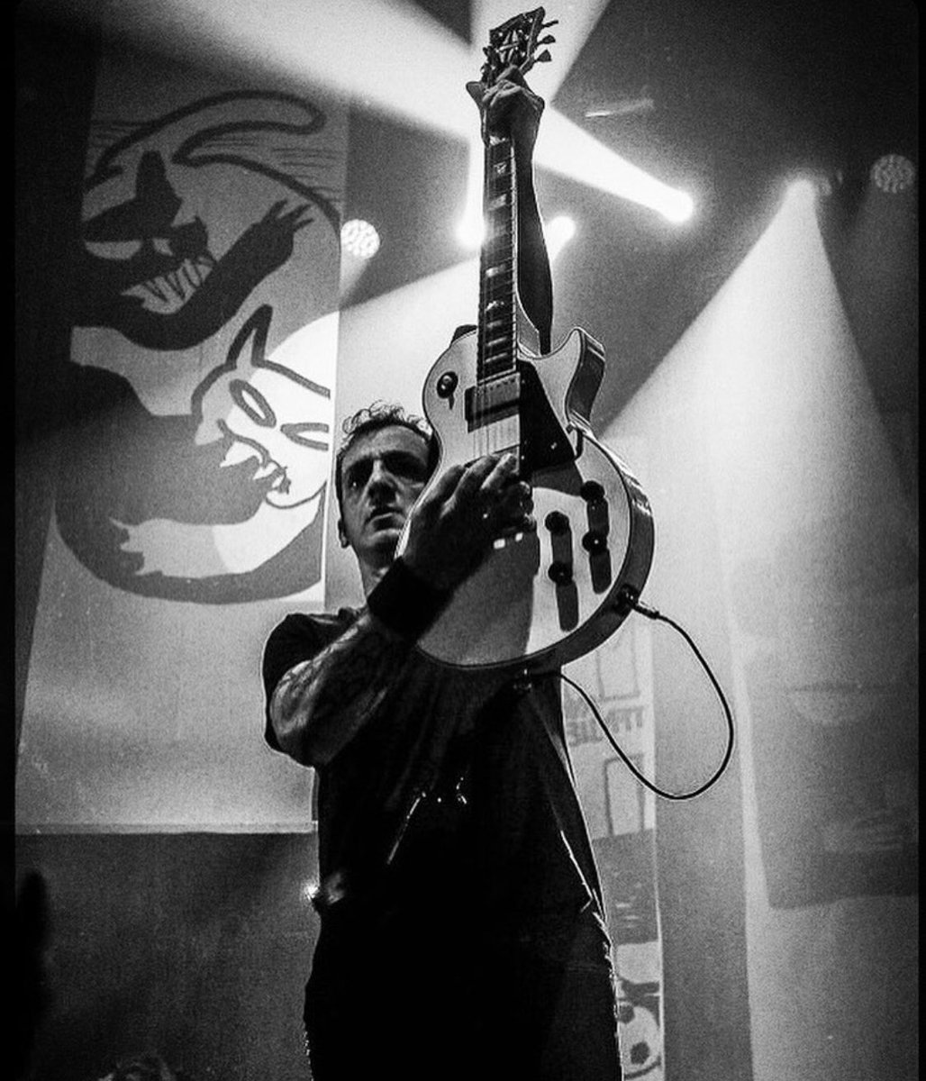 UruguayRock's tweet photo. Operaron a @llamaradadiaz de apendicitis y se perdió el #AntelFest. Fuerza llamarada y te queremos fuerte para el 28 y 29 en @LaTrastiendaMVD 🤘

Aguante @TrotskyVengaran 🤘 https://t.co/NPQIE53lkv