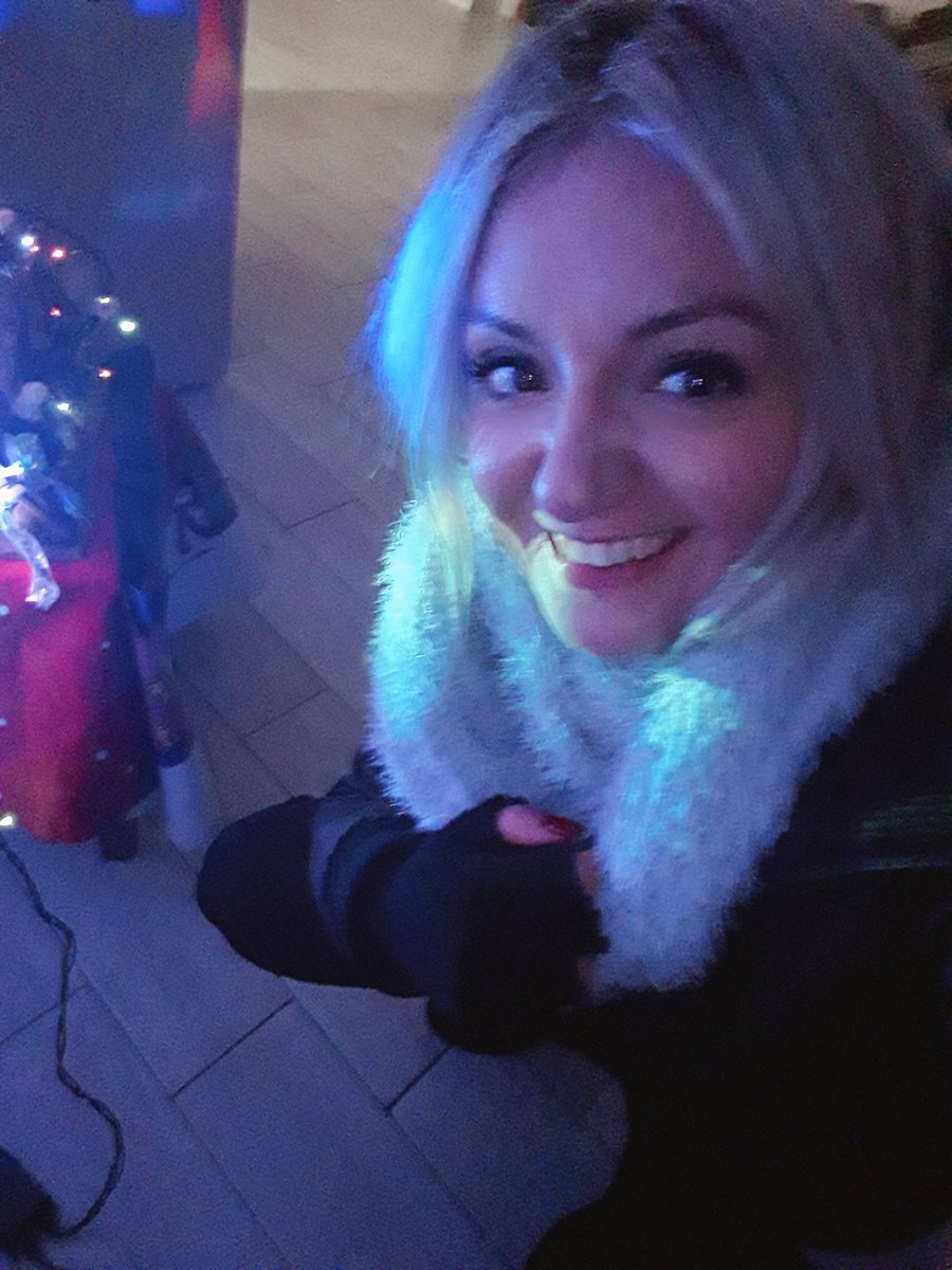 Il Natale e le sue luci mi hanno sempre resa felice. Però mi manchi sempre mamma. Mi manca il tuo grembiule sporco di cucina, i tuoi orecchini e il loro tintinnio. Quanto vuoto lascia un amore così grande.