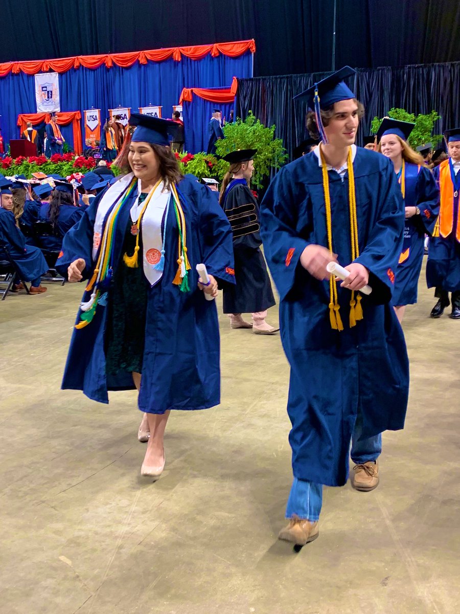 UTSA's tweet image. Look at those newly-minted #UTSAAlumni 😍🎓 #UTSA #UTSAGrad19