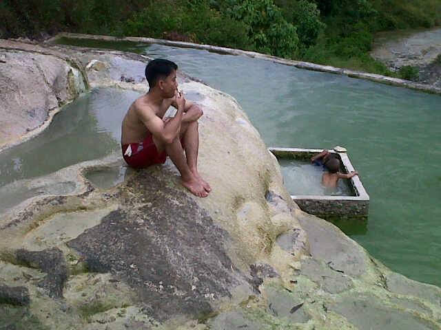 AndriDo37808345's tweet image. Saat itu bersama keluarga di pemandian air hangat #ciseeng