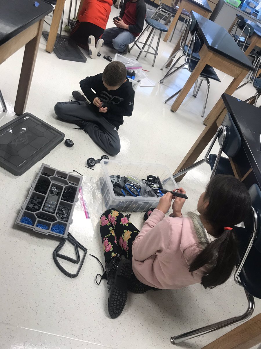 5th Grade engineers designing toys with moving parts! #buildstuff <a href="/SNIS_CT/">Sarah Noble School</a> <a href="/PLTWorg/">Project Lead The Way</a>