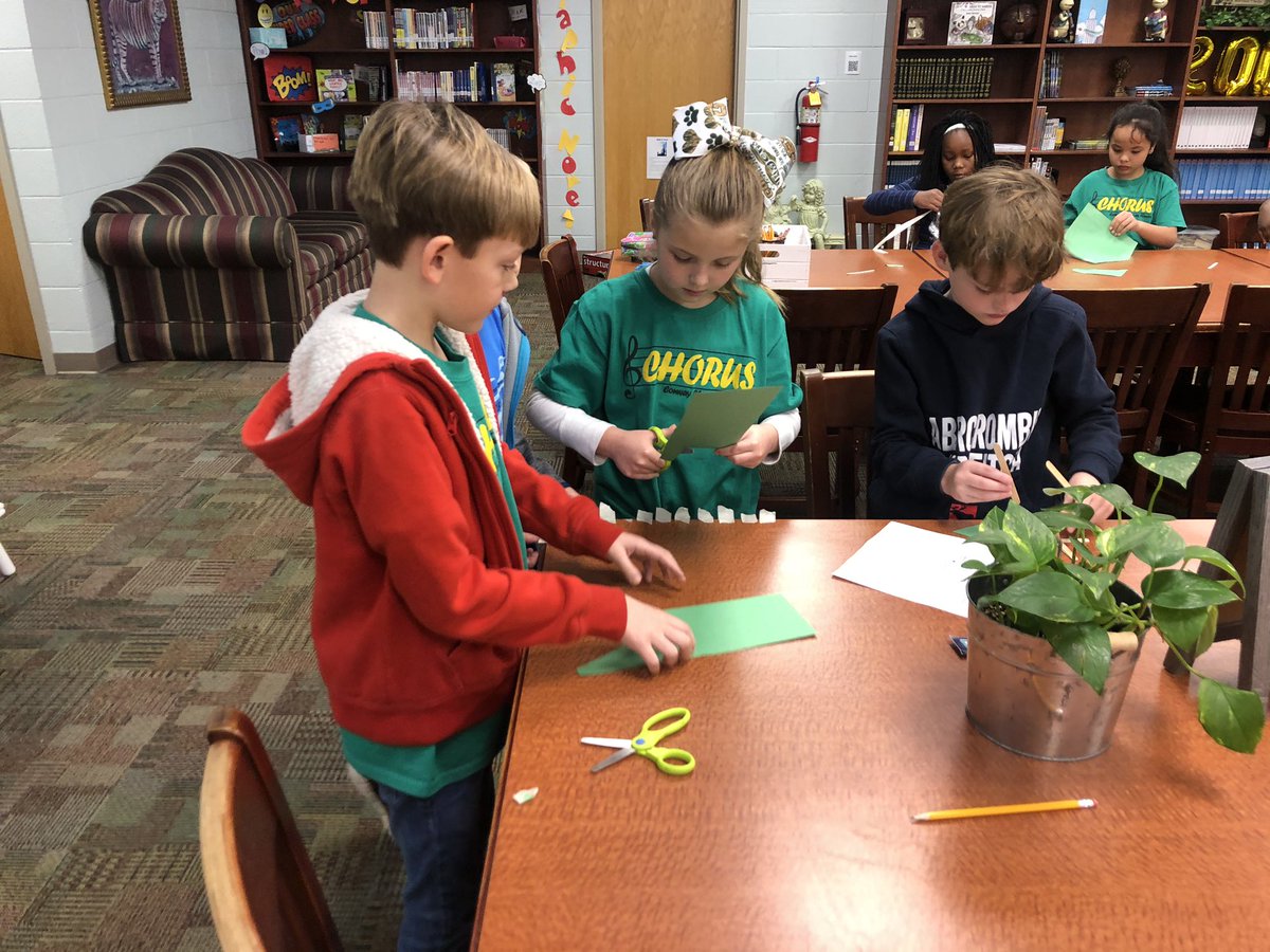 ConwayElementa1's tweet photo. A Wish to be a Christmas Tree Challenge 🌲 Problem Solving + Collaboration + Creating = FUN #HCSLibraryMedia #CESReads https://t.co/nuM7yuOVaz