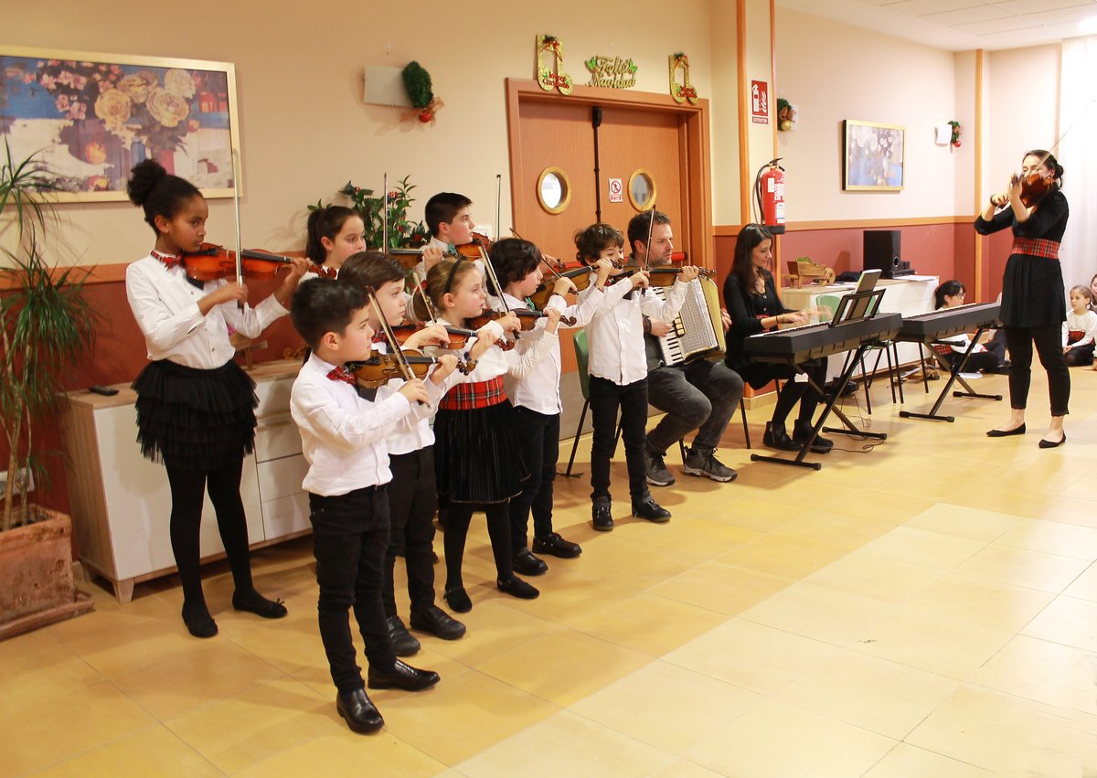 EnClave18's tweet photo. 🎄 Nuestro Ciclo de Conciertos Solidarios de Navidad "Achegando a musica" ha sido una experiencia maravillosa. 😃Muchas gracias a las familias, a los alumnos, a las profes por su implicación en este proyecto que hicimos con mucha ilusión✨✨ https://t.co/urgeJxlGT9