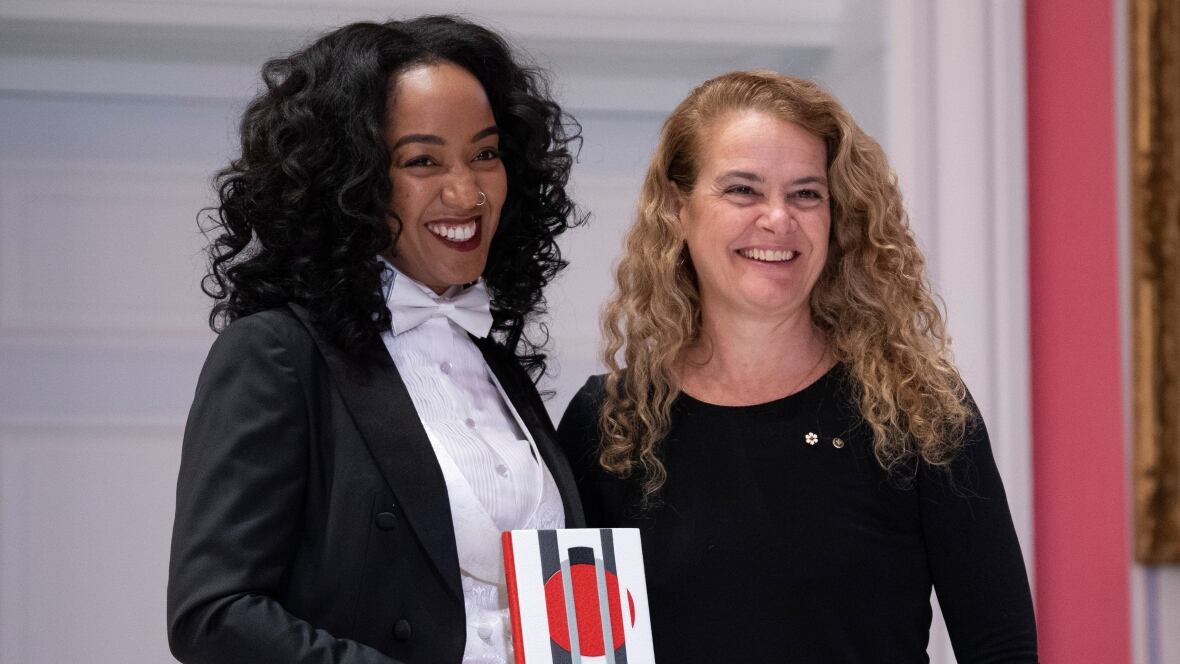 Amanda Parris (left) and Governor General Julie Payette (right) as Amanda receives the Governor General's Literary Award for Drama.